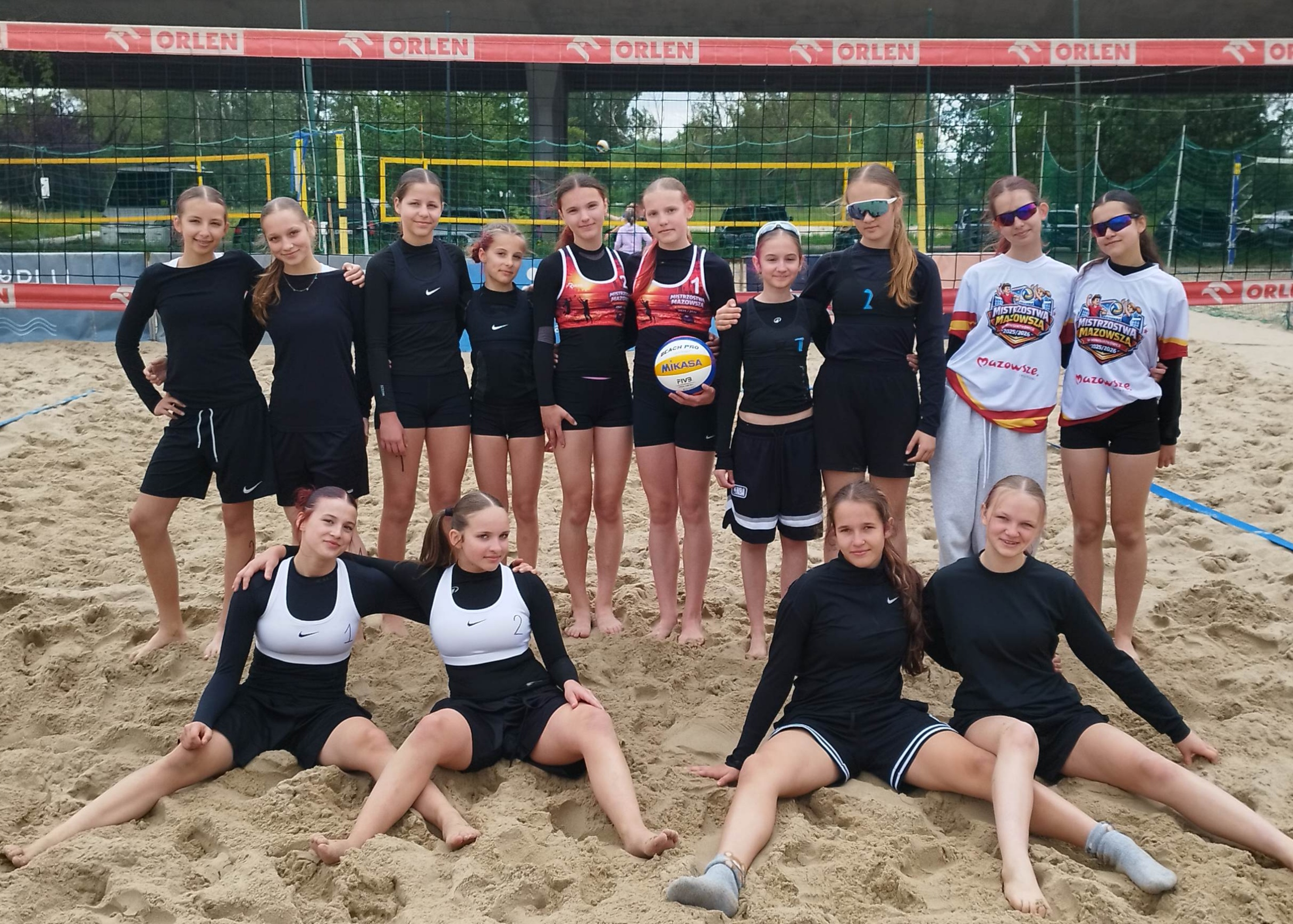Na zdjęciu siatkarki z gminy Nieporęt biorące udział w turnieju piłki siatkowej plażowej