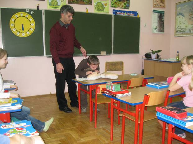 uczniowie uczą się udzielania pierwszej pomocy