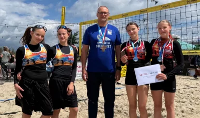 Na zdjęciu siatkarki z gminy Nieporęt biorące udział w turnieju piłki siatkowej plażowej