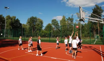 Dzieci grajacy w koszykówkę na boisku Orlik w Józefowie 