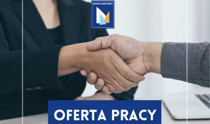 kobieta podająca rękę mężczyźnie nad stolikiem