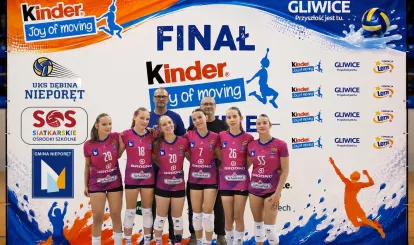 Na zdjęciu siatkarki oraz ich trenerzy z gminy Nieporęt biorące udział w turnieju piłki siatkowej Finał turnieju KINDER Joy of moving