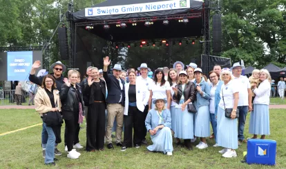 Na zdjęciu sołtysi, radni oraz przedstawiciele Gminy Nieporęt stoją przy scenie z napisem  Święto Gminy Nieporęt