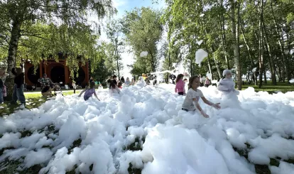 Na zdjęciu dzieci bawiące się podczas Święta Gminy Nieporęt - piana party.