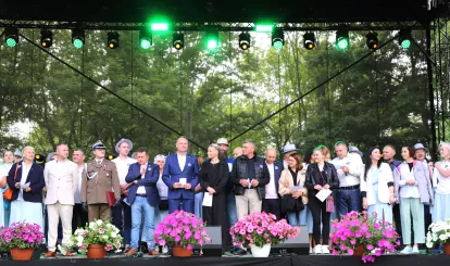 Na zdjęciu oficjalne otwarcie Święta Gminy Nieporęt - urzędnicy, goście, władze gminy na scenie.