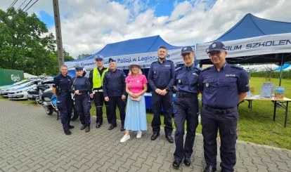 Stoisko policji podczas Święta Gminy Nieporęt, na zdjęciu funkcjonariusze i wójt gminy Agnieszka Powała