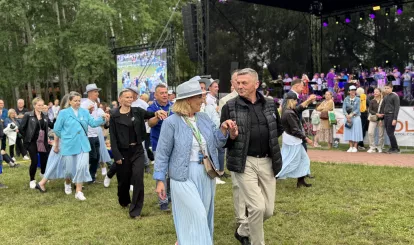 Przedstawiciele gminy Nieporęt oraz gmin partnerskich i władz powiatu tańczą poloneza podczas Święta Gminy Nieporęt