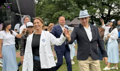 Przedstawiciele gminy Nieporęt oraz gmin partnerskich i władz powiatu tańczą poloneza podczas Święta Gminy Nieporęt