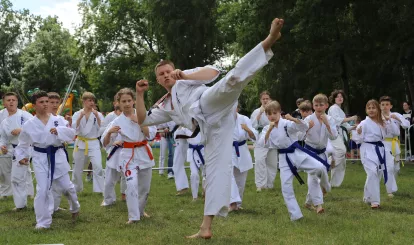 Pokaz karate w wykonaniu wychowanków Stowarzyszenia Sportów Walki Husarz podczas Święta Gminy Nieporęt
