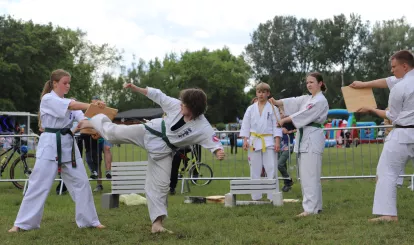 Pokaz karate w wykonaniu wychowanków Stowarzyszenia Sportów Walki Husarz podczas Święta Gminy Nieporęt