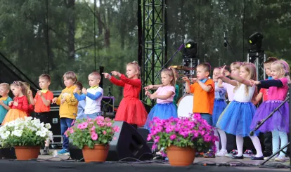 Występy sceniczne przedszkolaków podczas Święta Gminy Nieporęt.