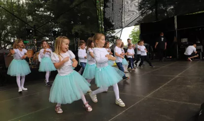 Występy sceniczne przedszkolaków podczas Święta Gminy Nieporęt.