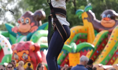 Dzieci bawiące się  podczas Święta Gminy Nieporęt. Dziewczynka na trampolinie.
