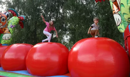Dzieci bawiące się na dmuchanym placu zabaw podczas Święta Gminy Nieporęt.
