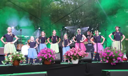 Występ zespołu wokalnego "Kącik" podczas Święta Gminy Nieporęt.