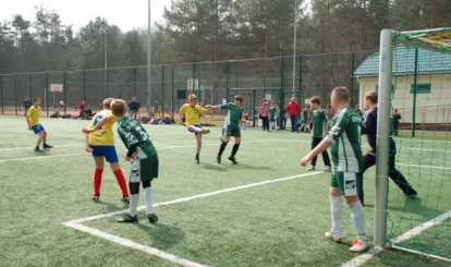 Dzieci grajace w piłkę na Boisku Orlik